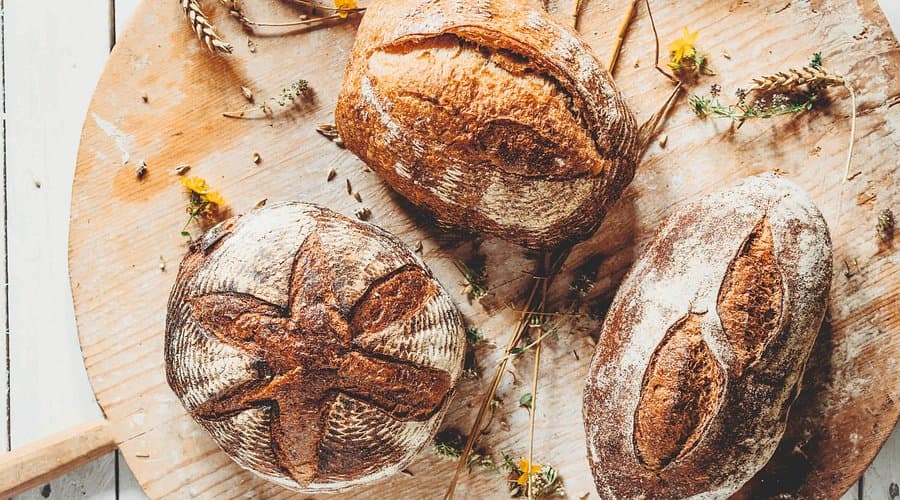 Ръчно изпечен заквасен хляб с тъмна хрупкава кора от Братя Хлебари