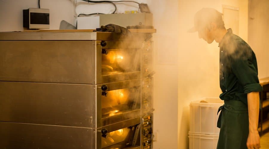 Пара, излизаща от пекарската пещ